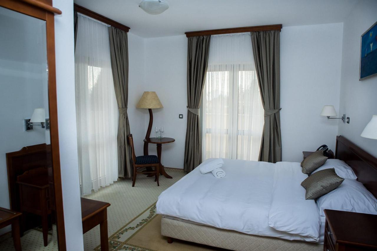 Hotel Hum Любушки Екстер'єр фото