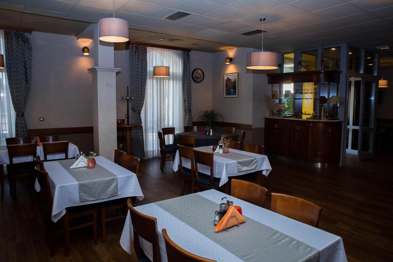 Hotel Hum Любушки Екстер'єр фото